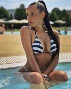 Beautiful girl in the pool (@cristianacbarbosa)
