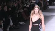 Gigi Hadid's bouncing bewbs on the runway (xpost r/runwaynudity)