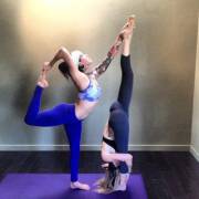 Duo in yoga pants