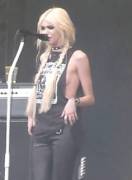 Taylor Momsen flashing taped-up titties (x-post from /r/OnStageGW)