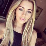 Holly Peers instagram selfie