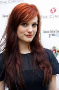 She's got the hair, the looks, and the voice (Alison Sudol)