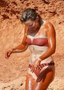 Kate Hudson playin' in the mud.