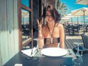 Let's enjoy a delicious brunch by the beach (4 Pics)