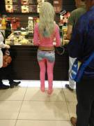 I just spotted this amazing bimbo at the cafeteria of the airport! She's awesome