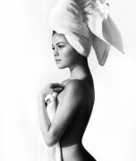 Miss Gomez rocks a head towel (xpost from /r/selenagomez)