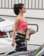 Selena Gomez going to the gym
