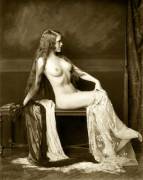 (oldenporn) A Ziegfeld Follies girl photographed by Alfred Cheney Johnston.