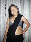 [Album] Desi milf in a black sari and no blouse...