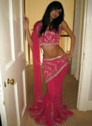 Perfect Figure in Pink Saree