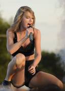 This could be the best Taylor Swift wank material pic. (More leggy pix from concert in album)