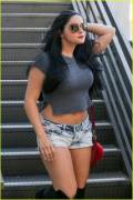Ariel Winter... and a nice shade.