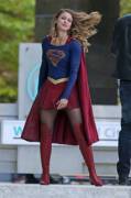 [Supergirl] Melissa Benoist - shooting 'Supergirl Lives' -