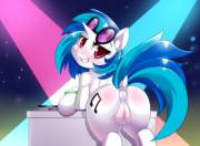 Vinyl Scratch knows how to put on a show [solo] (artist: freedomthai)