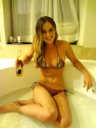 Happy tubbing with a beer (/x/post via /r/happygirls/)