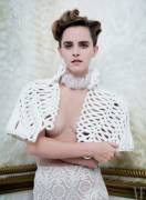Emma Watson, Vanity Fair april 2017, shares most of het boobs