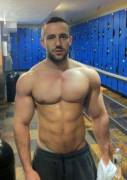 Muscles in the locker room (X-Post /r/guysinsweatpants)