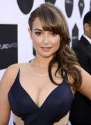 Milana Vayntrub