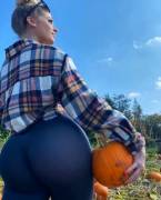 Lindsay Capuano in leggings