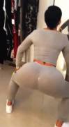 Ana Carolina - Twerking in gray pants