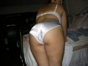 Amateur in satin full cuts